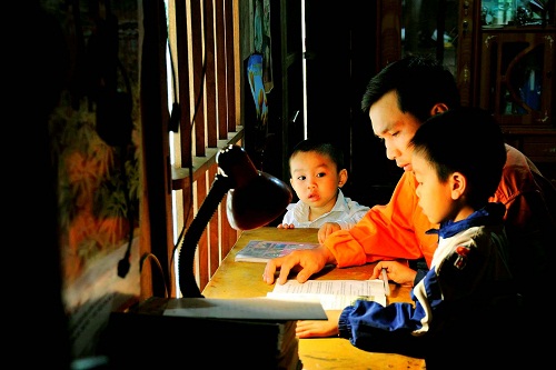 Tổng Công ty Điện lực Miền Bắc thăm hỏi cán bộ công nhân có hoàn cảnh khó khăn nhân dip Tết Nguyên đán năm 2013